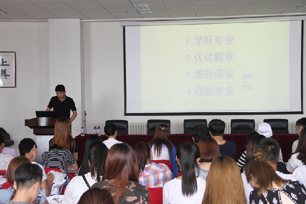 优秀毕业生王新做讲座