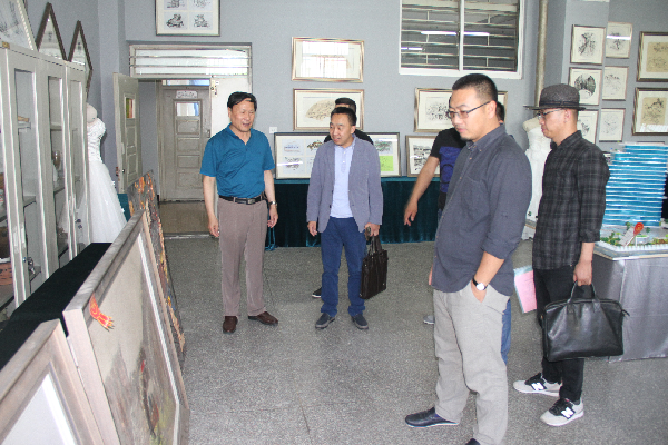 企业家参观作品陈列室